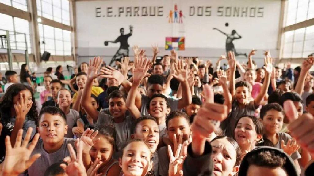 Escola do Litoral Paulista Ganha Prêmio Mundial e Inspira Nova Rede Educacional em SP