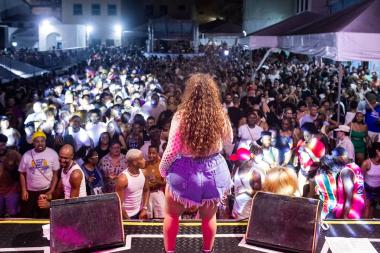 Aila Menezes e Samba de Oyá Agitam o Pelourinho em Festival de Música Alternativa Aila Menezes e Samba de Oyá Agitam o Pelourinho em Festival de Música Alternativa