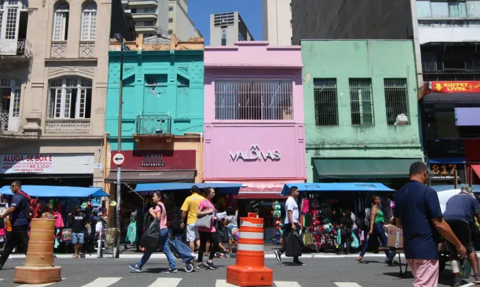 Consumo Familiar Impulsiona Emprego e Reduz Desemprego a Níveis Históricos Consumo Familiar Impulsiona Emprego e Reduz Desemprego a Níveis Históricos