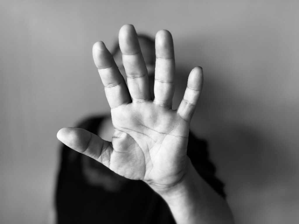 Idosa Sobrevive a Tentativas de Feminicídio e Alerta sobre Sinais de Abuso Relacional