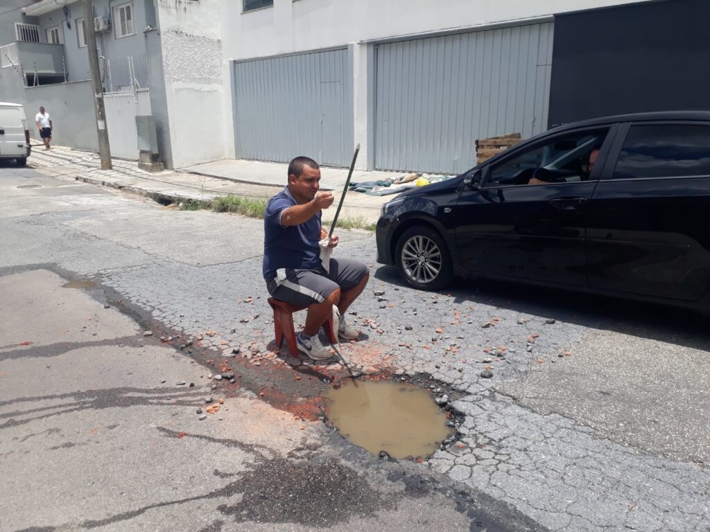 Morador de Sorocaba Encena Pesca em Buraco para Denunciar Falta de Reparos