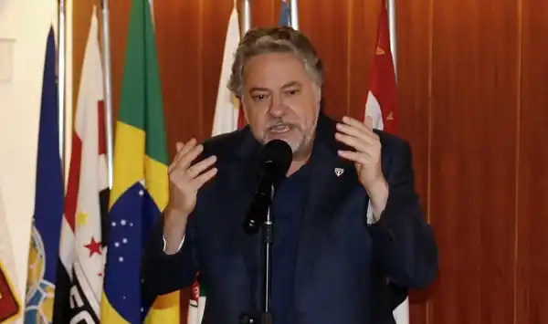 Protestos de Torcedores do São Paulo Aumentam Pressão sobre Diretoria e Casares Protestos de Torcedores do São Paulo Aumentam Pressão sobre Diretoria e Casares