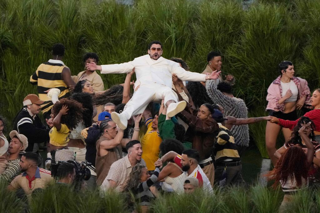 Bad Bunny Brilha no Super Bowl: Celebração da Cultura Latina e Porto-Riquenha