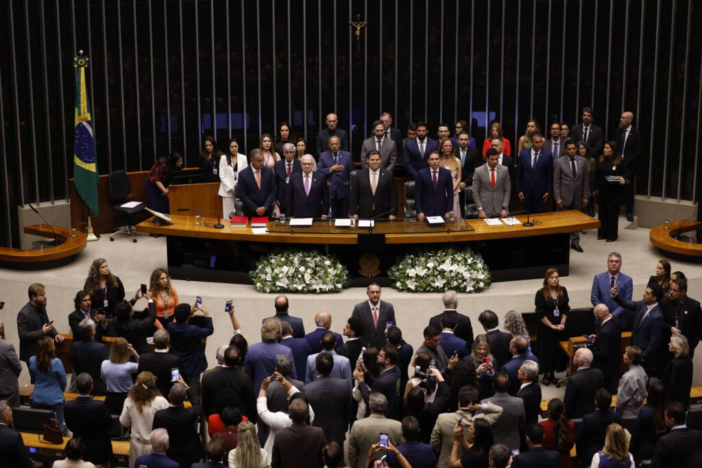 Congresso Reduz Recursos para Educação e Aumenta Verbas para Assistência Social em Ano Eleitoral