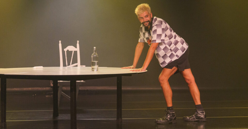 Explorando a Saúde Mental: Monólogo Aqui, Agora, Todo Mundo no Teatro Sérgio Cardoso