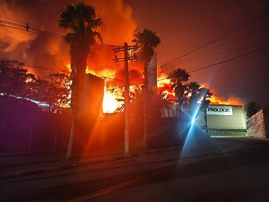 Incêndio de Grandes Proporções em Empresa de Arujá: Fogo Dura Mais de 12 Horas Incêndio de Grandes Proporções em Empresa de Arujá: Fogo Dura Mais de 12 Horas