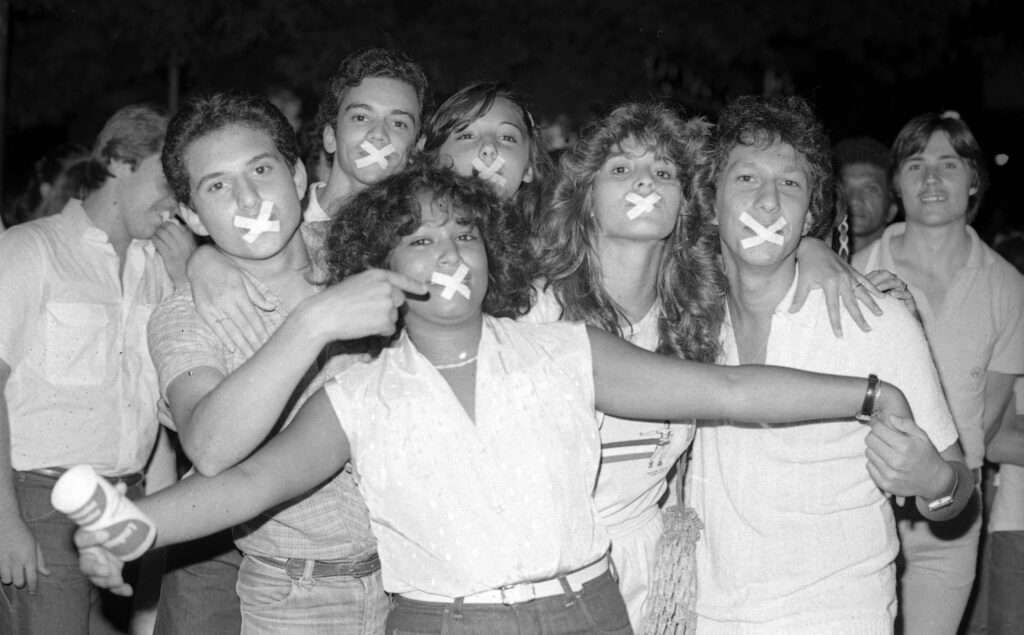 Protesto Histórico Contra Juiz que Proibiu Beijos Durante a Ditadura