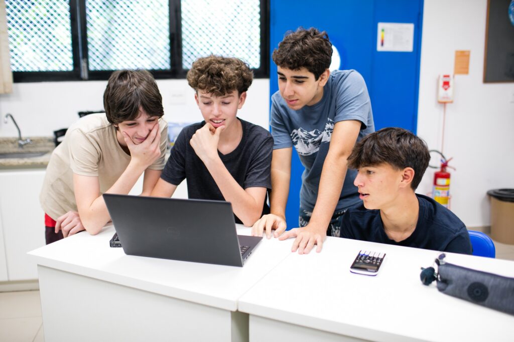 Regulamentação da IA na Educação: Proibição de Correção de Dissertações Sem Professor