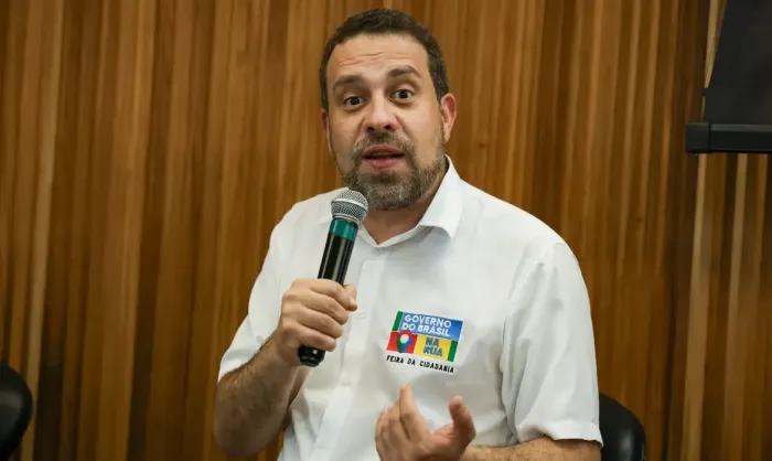 Boulos Classifica Aumento do Diesel como ‘Banditismo’ e Critica Postos de Combustíveis Boulos Classifica Aumento do Diesel como 'Banditismo' e Critica Postos de Combustíveis