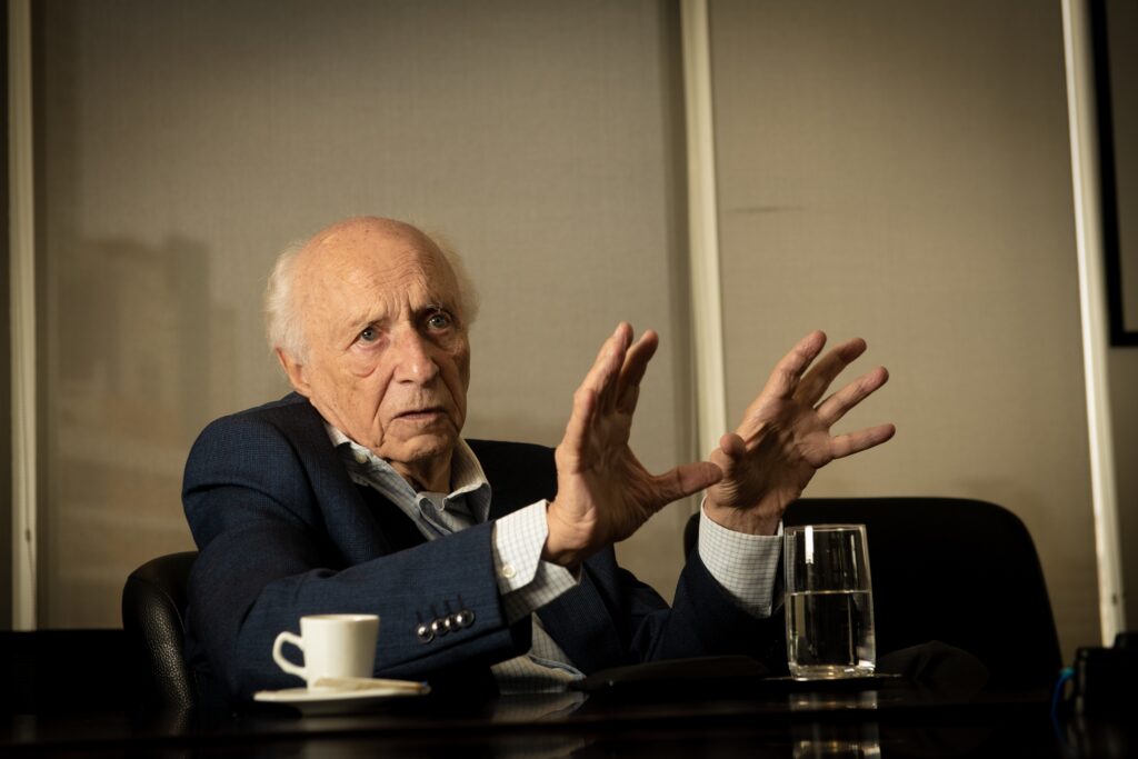 Desafios da Hegemonia Americana: Perda de Força em Educação e Inovação Desafios da Hegemonia Americana: Perda de Força em Educação e Inovação