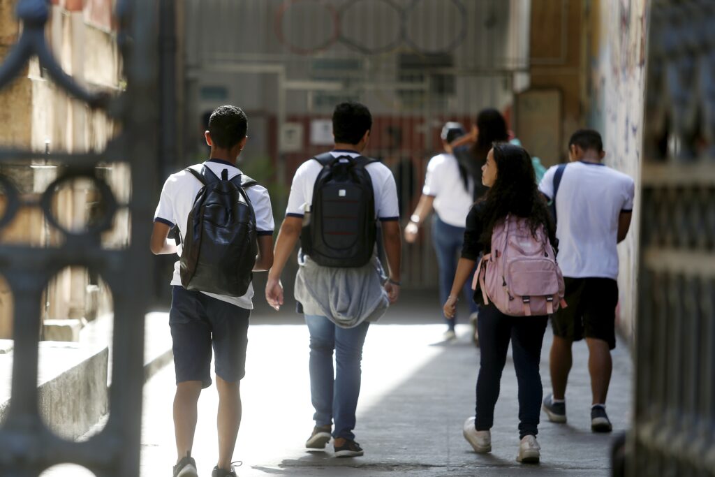 Descaso na Educação do Rio de Janeiro: Um Panorama Alarmante