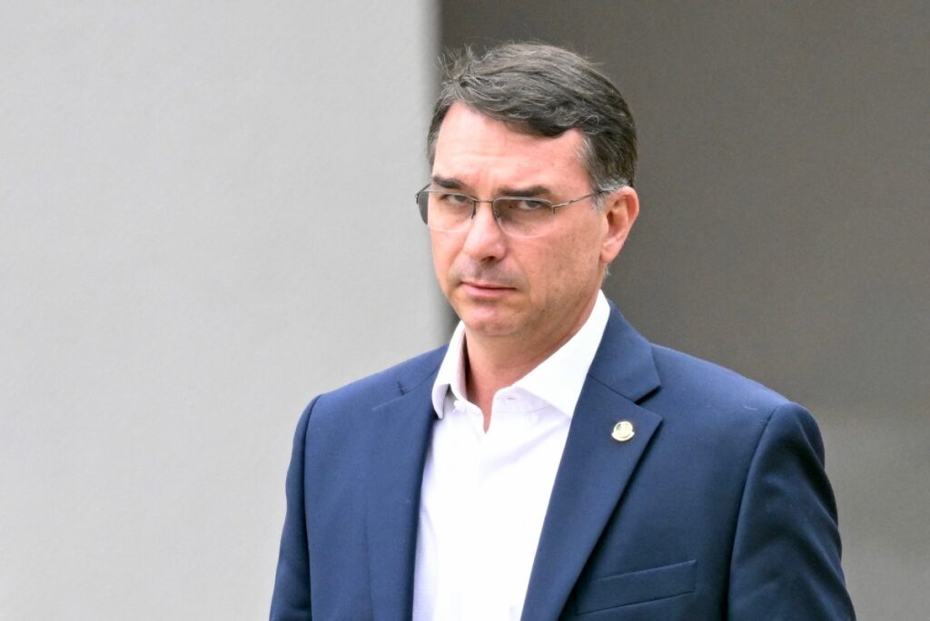 Flávio Bolsonaro e sua estratégia feminina para conquistar eleitoras em 2024