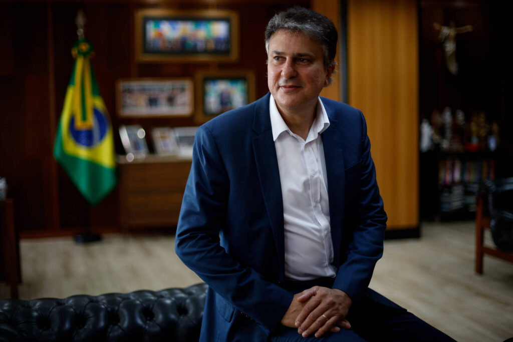 Reconstrução do MEC e o Impacto das Bolsas no Ensino Médio na Gestão Camilo