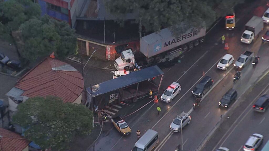 Acidente Envolvendo Carretas Interrompe Trânsito na Av. Salim Farah Maluf em SP