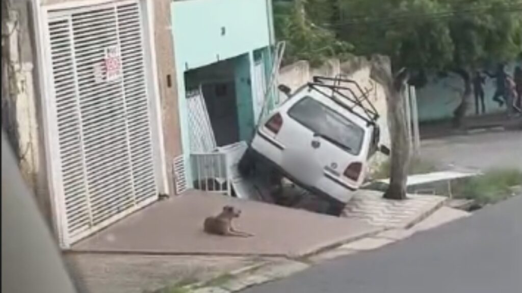 Acidentes em Sorocaba: Carros Colidem e Subem em Fachadas de Casas Acidentes em Sorocaba: Carros Colidem e Subem em Fachadas de Casas