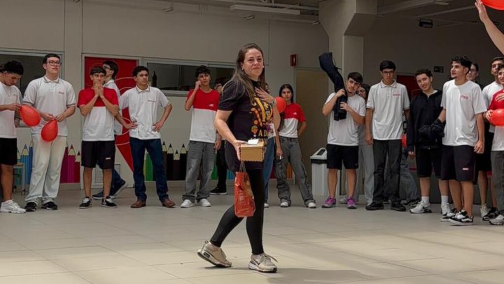 Alunos Prestam Homenagem Emocionante a Professora com Câncer de Mama