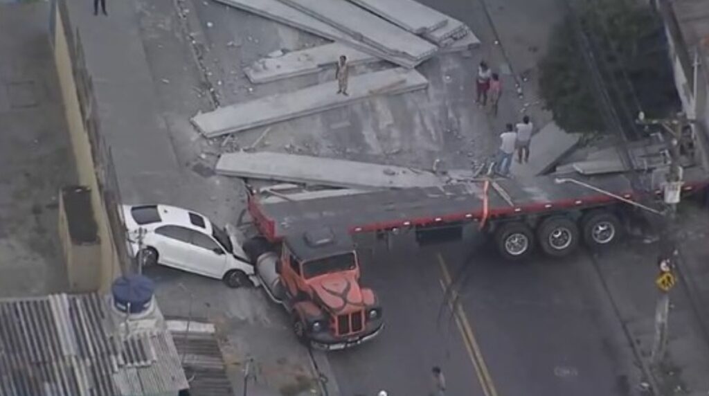 Carreta Descontrolada Esmaga Carro em Muro de Escola em SP