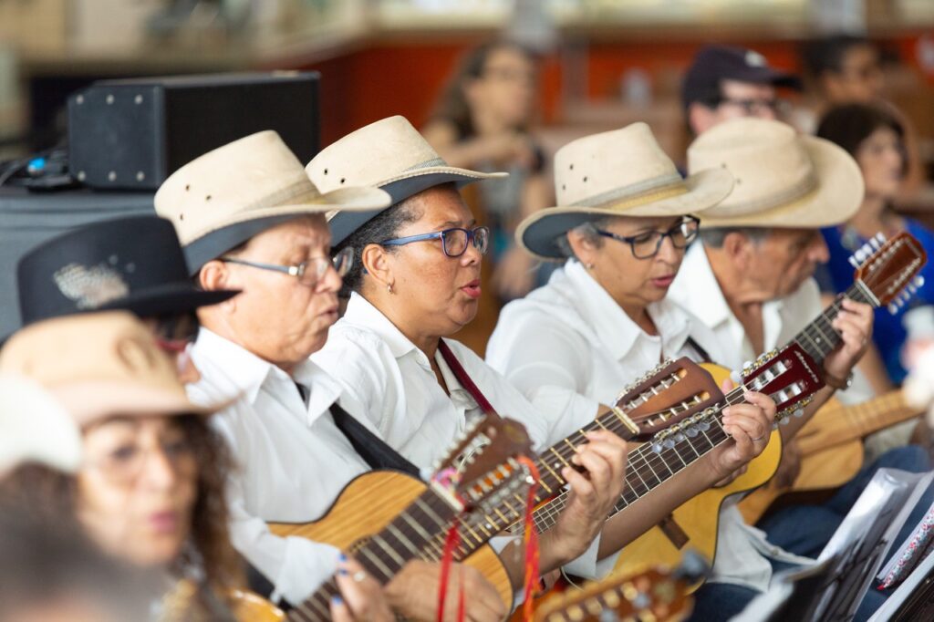 Da Arábia ao Interior: A Viola Caipira como Símbolo Cultural do Brasil