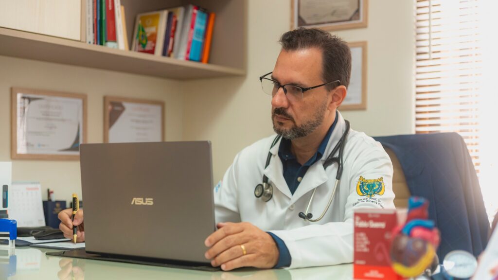 Médico Revela Como Exames Não Mostram Toda a Dor em Novo Livro