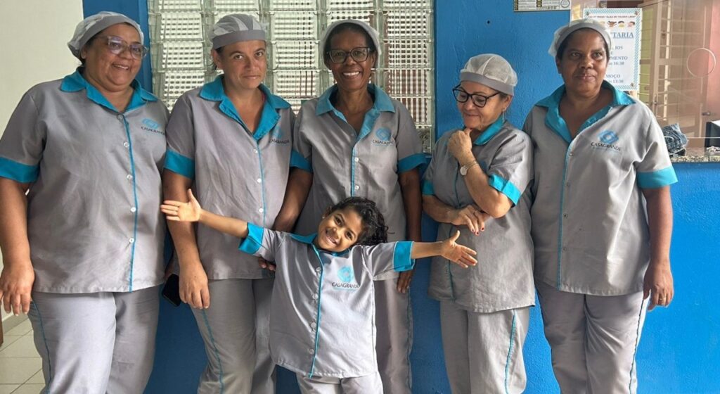 Menina de Sorocaba Realiza Sonho com Uniforme Igual ao das Funcionárias de Limpeza