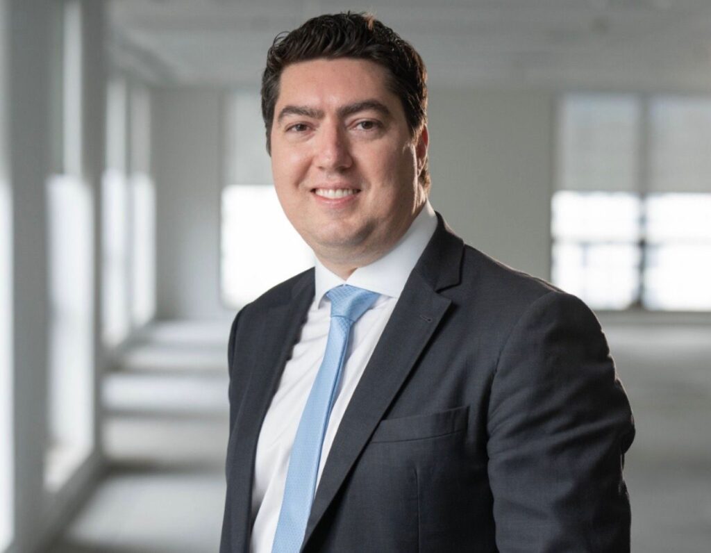 Motorola Amplia Operações em Meio a Conflitos e Rejeita IA em Decisões Críticas