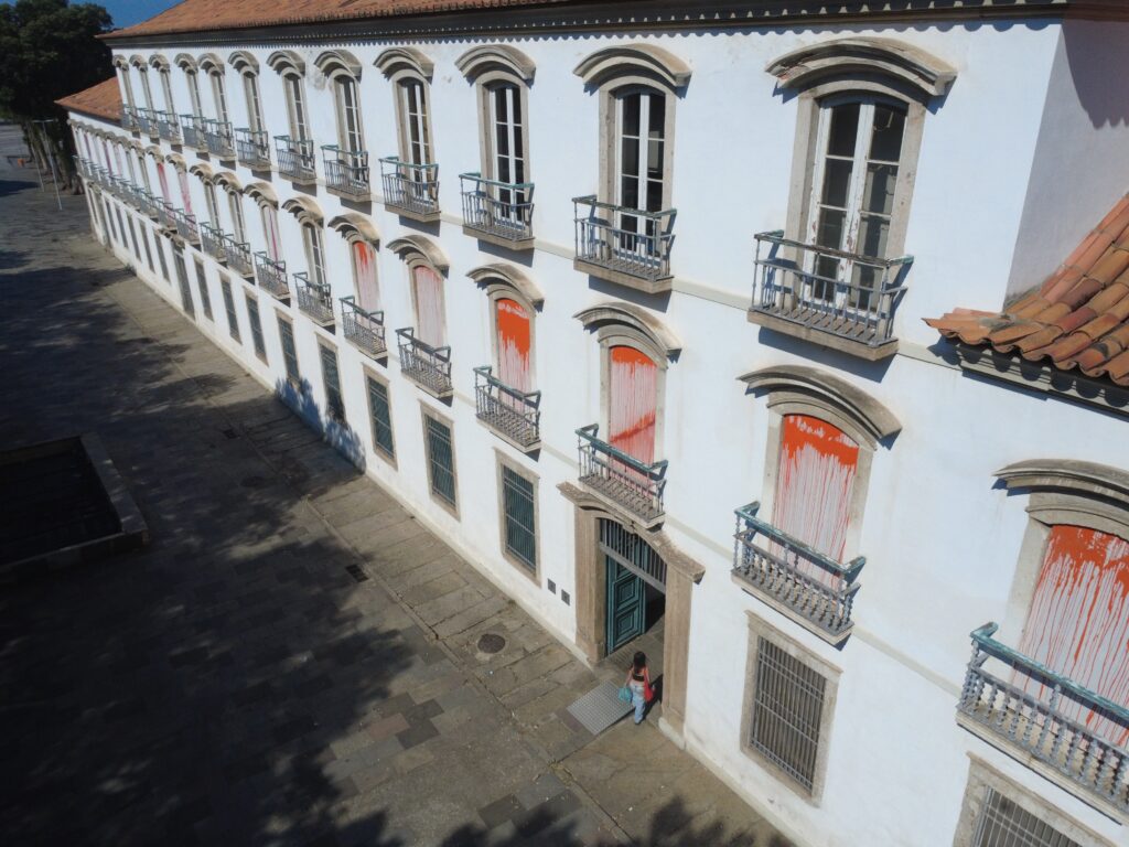 Quatro Décadas do Paço Imperial: Exposição Celebra a Diversidade Artística de Mais de Cem Criadores