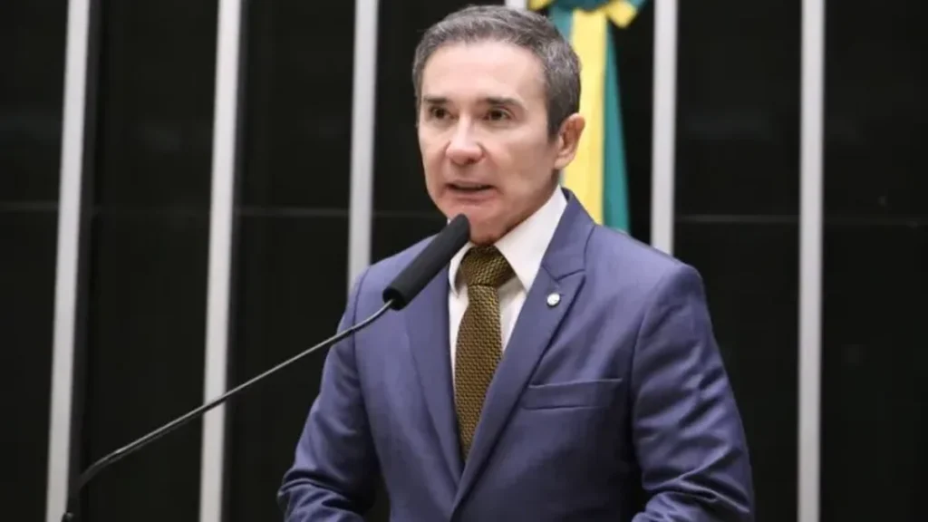 Comissão de Educação aprova projeto que proíbe uso de contêineres e lonas em escolas Comissão de Educação aprova projeto que proíbe uso de contêineres e lonas em escolas
