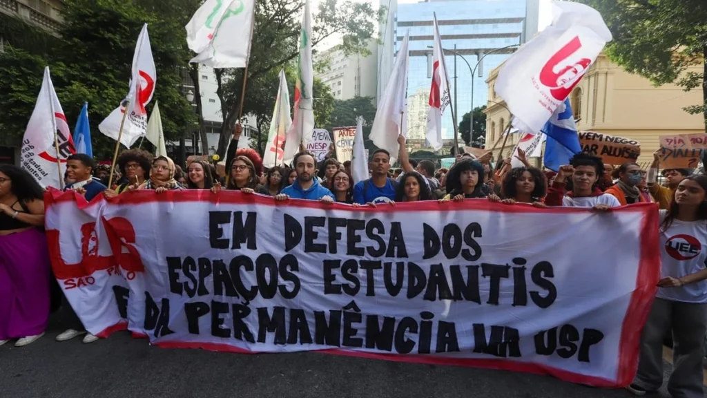 Greve nas universidades estaduais paulistas se intensifica com marchas e reivindicações Greve nas universidades estaduais paulistas se intensifica com marchas e reivindicações