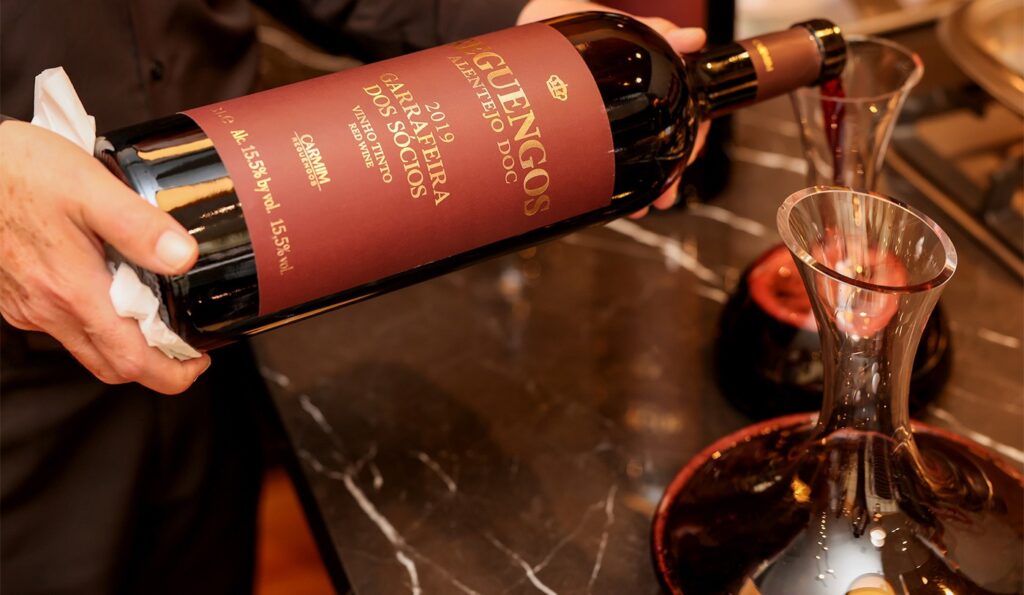 Consumo de Vinho no Brasil Atinge Recorde em 2025, Enquanto Mercado Global Enfrenta Queda