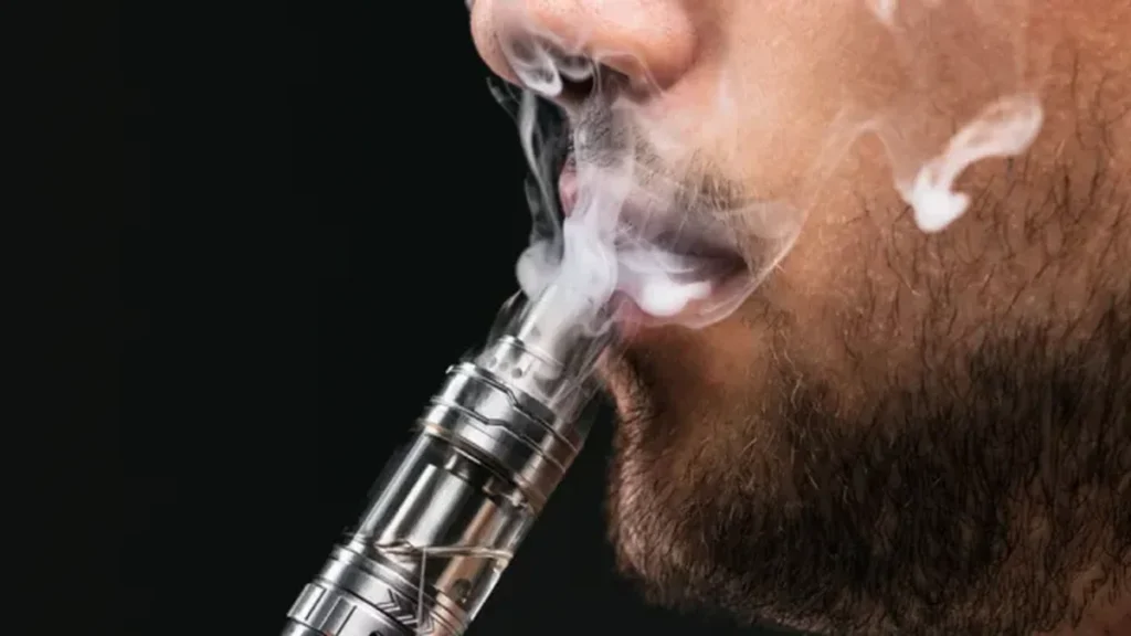 Consumo de Cigarros Eletrônicos Entre Jovens Cresce 76% e Impacta Saúde Pública