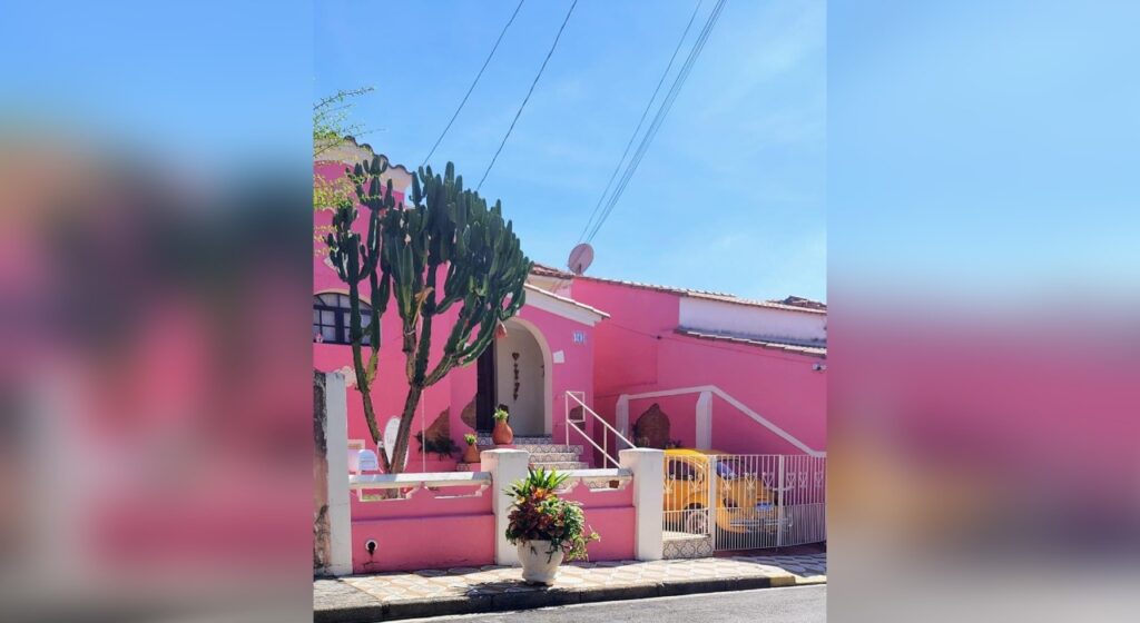 Estilista Fabia Roza Transforma Casa Rosa em Refúgio Criativo no Interior de SP