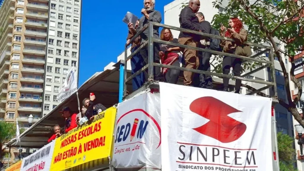 Servidores da educação de São Paulo mantêm greve e protestam por melhores condições