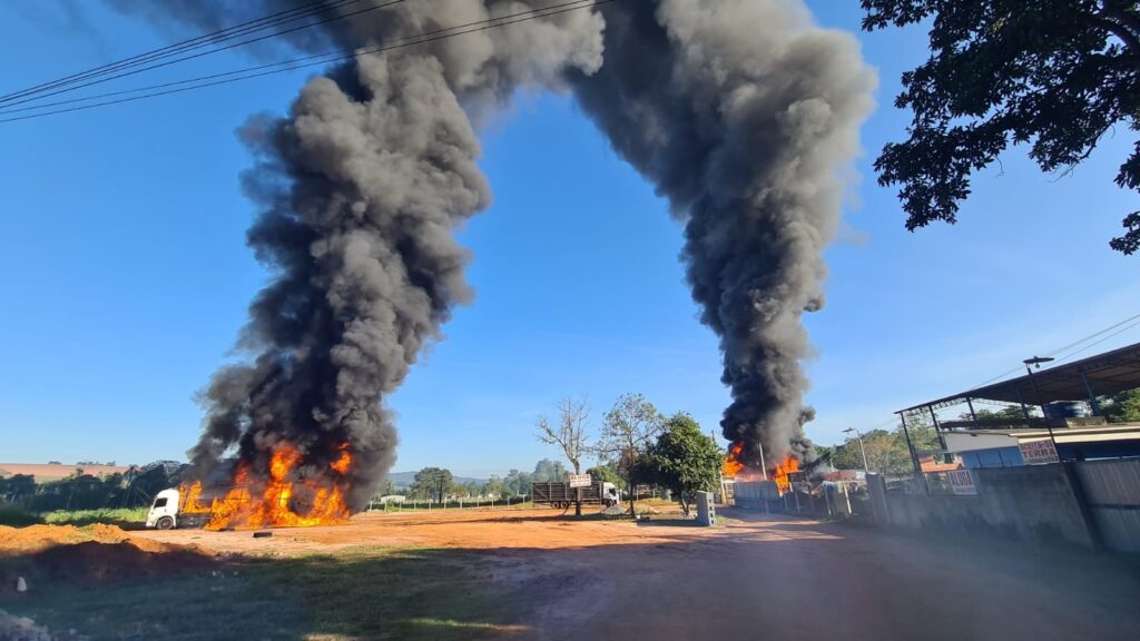 Incêndio Devasta Caminhões de Transportadora em Jarinu e Chama Atenção