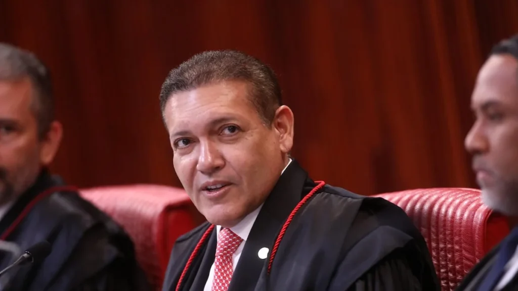Decisão de Nunes Marques sobre pesquisa eleitoral gera críticas no TSE e pode chegar ao STF Decisão de Nunes Marques sobre pesquisa eleitoral gera críticas no TSE e pode chegar ao STF