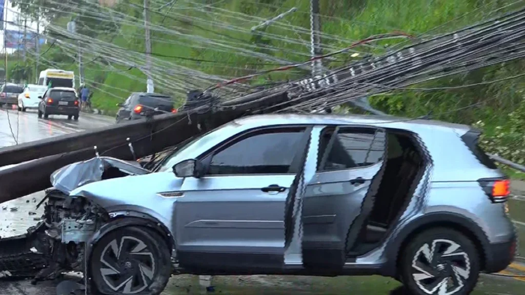 Acidente com Carro e Poste na Avenida Leste-Oeste em Maceió Causa Trânsito Lento Acidente com Carro e Poste na Avenida Leste-Oeste em Maceió Causa Trânsito Lento