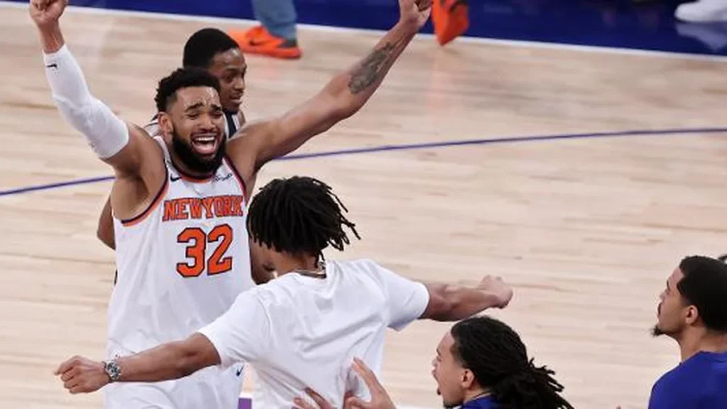 Knicks fazem virada histórica, vencem Spurs por 3 a 1 e ficam a uma vitória do título da NBA Knicks fazem virada histórica, vencem Spurs por 3 a 1 e ficam a uma vitória do título da NBA