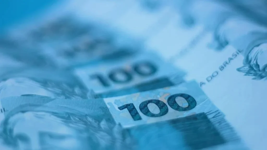 Paraná adota salário mínimo estadual de até R$ 2.407 em 2026, superando São Paulo e Rio