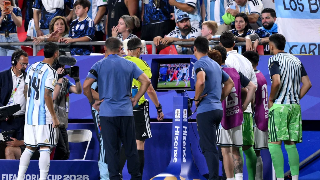 FIFA adota medida inédita para reforçar arbitragem na Copa do Mundo