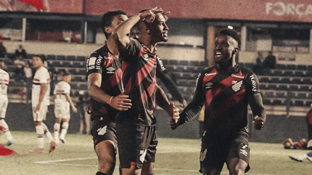 São Paulo sofre virada para Athletico-PR e agrava crise no Brasileirão São Paulo sofre virada para Athletico-PR e agrava crise no Brasileirão