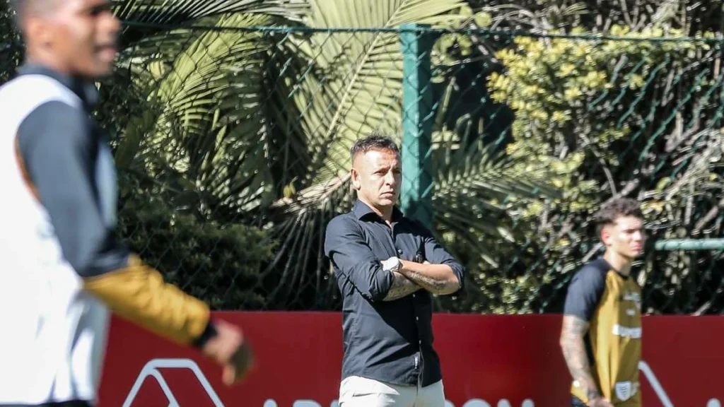 Rafinha assume como executivo de futebol no São Paulo e se declara pronto para desafios Rafinha assume como executivo de futebol no São Paulo e se declara pronto para desafios
