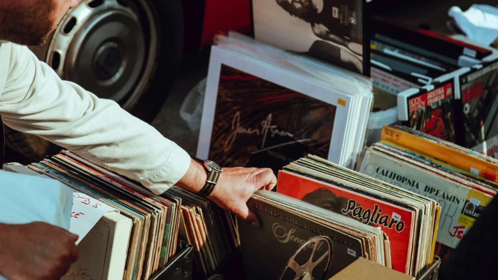 10 Cafés e Bares que Resgatam a Cultura do Vinil em São Paulo 10 Cafés e Bares que Resgatam a Cultura do Vinil em São Paulo